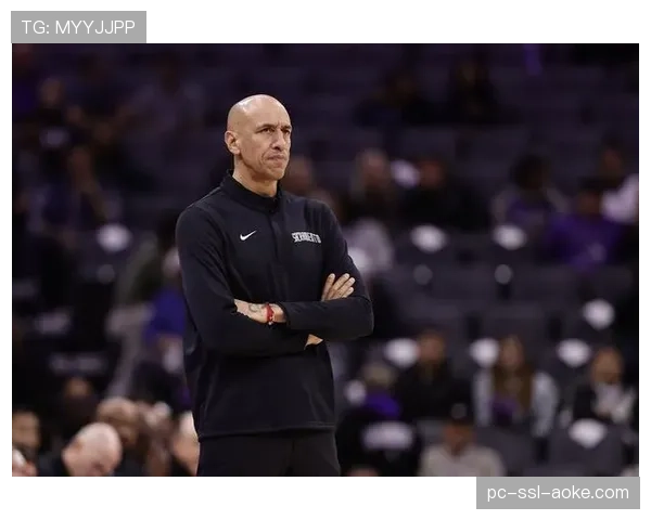 场边瞬间：国王队主帅在暂停时用平板向球员展示对手进攻热点图