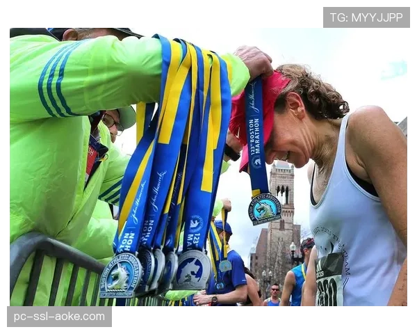 特写：波士顿马拉松终点线，轮椅组选手冲线瞬间