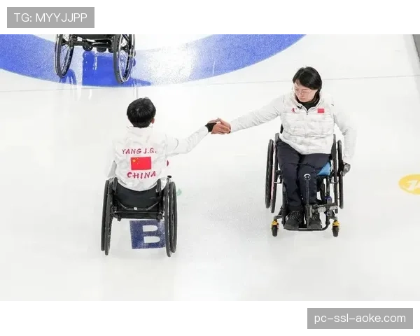 米兰-科尔蒂纳冬残奥会轮椅冰壶混合团体赛中国队选手王海涛出战
